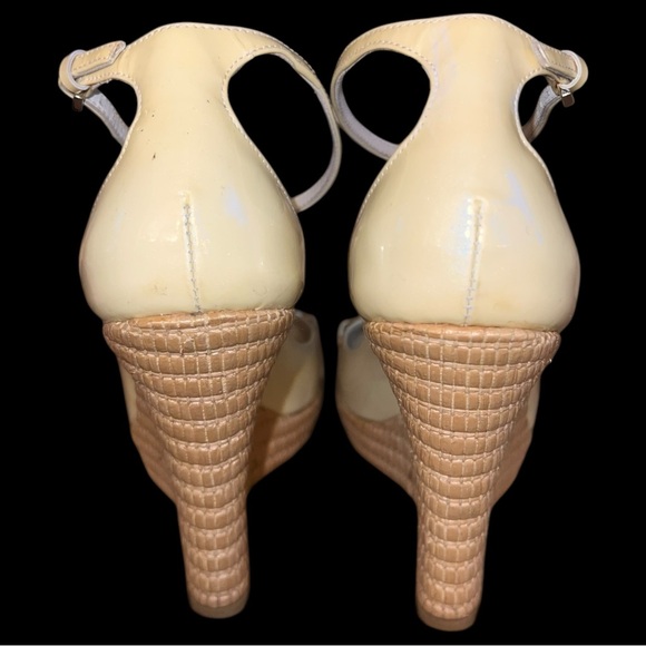 Gucci Cream Gold Heels with Ankle Strap - Picture 5 of 6